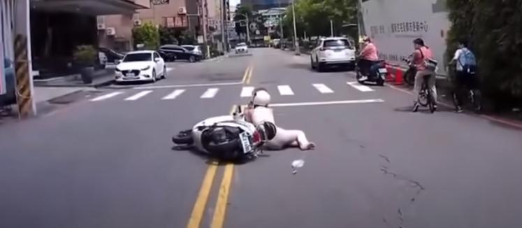 機車騎士起身後，爬到機車旁疑似是在照鏡子。（圖／翻攝自WoWtchout - 地圖型行車影像分享平台）