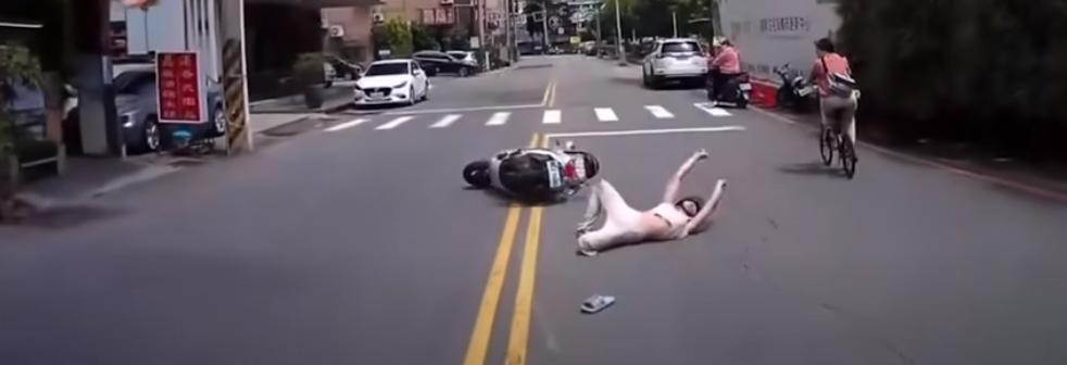 機車騎士急煞打滑翻滾，最後呈雙手伸直狀。（圖／翻攝自WoWtchout - 地圖型行車影像分享平台）