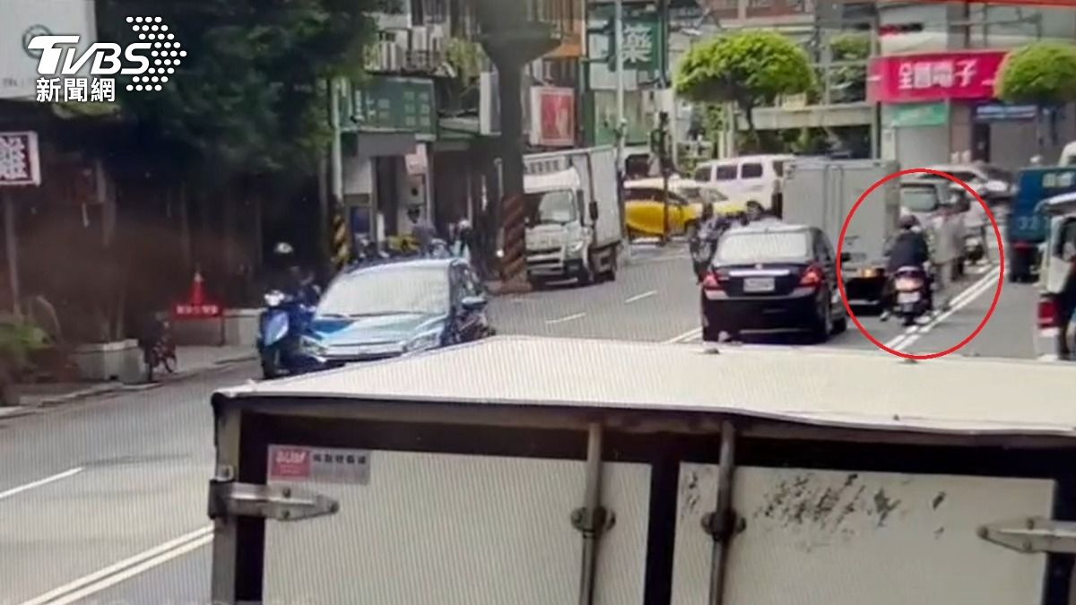 新北驚見色狼!趁紅燈襲胸女騎士 怪男落網裝傻:我忘了