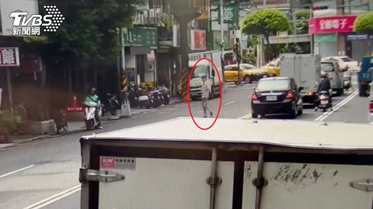 鍾姓男子犯案後步行離開現場。(圖/TVBS)
