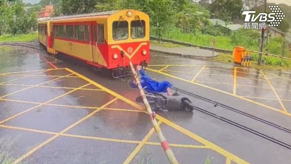 阿公闖平交道撞柵欄慘摔鐵軌　阿里山小火車差一秒就輾上
