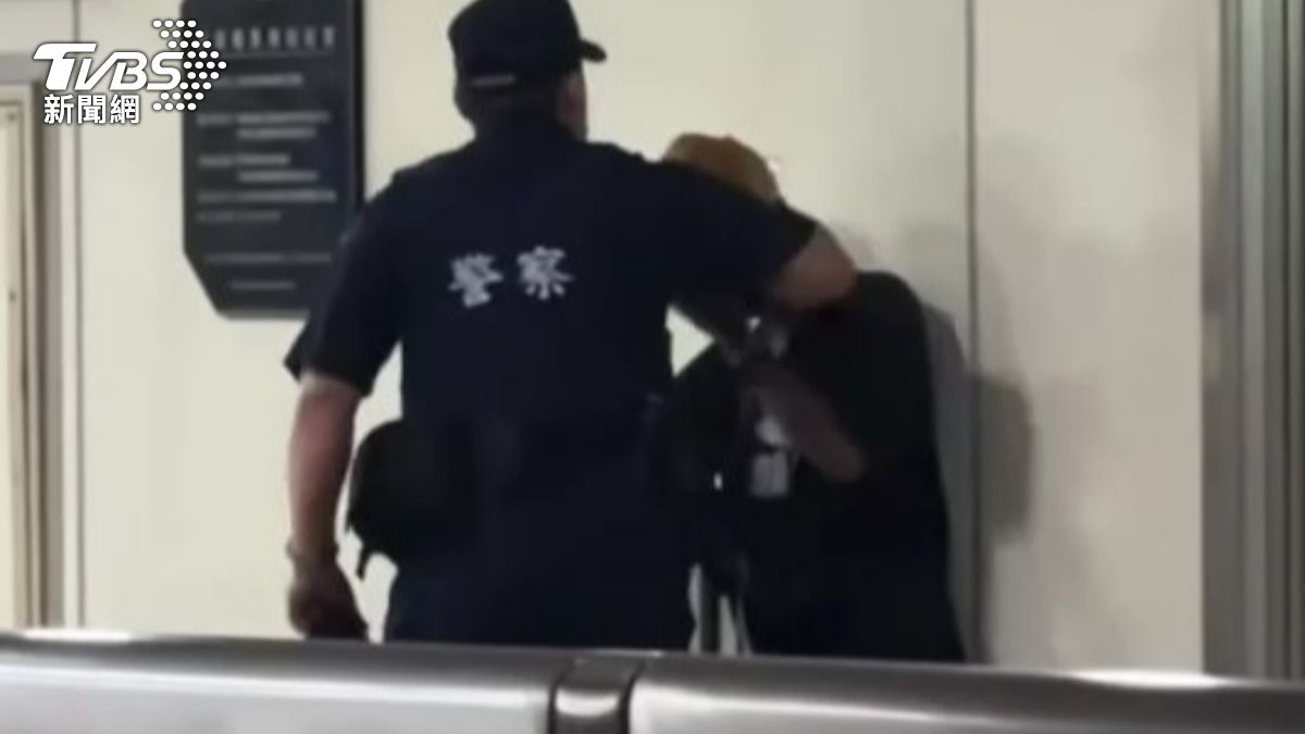 網友拍下警員對遊民出手巴頭。(圖/翻攝Threads))