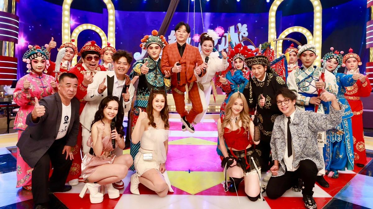白冰冰和陽帆吊著鋼絲與來賓大合照。（圖／民視提供）