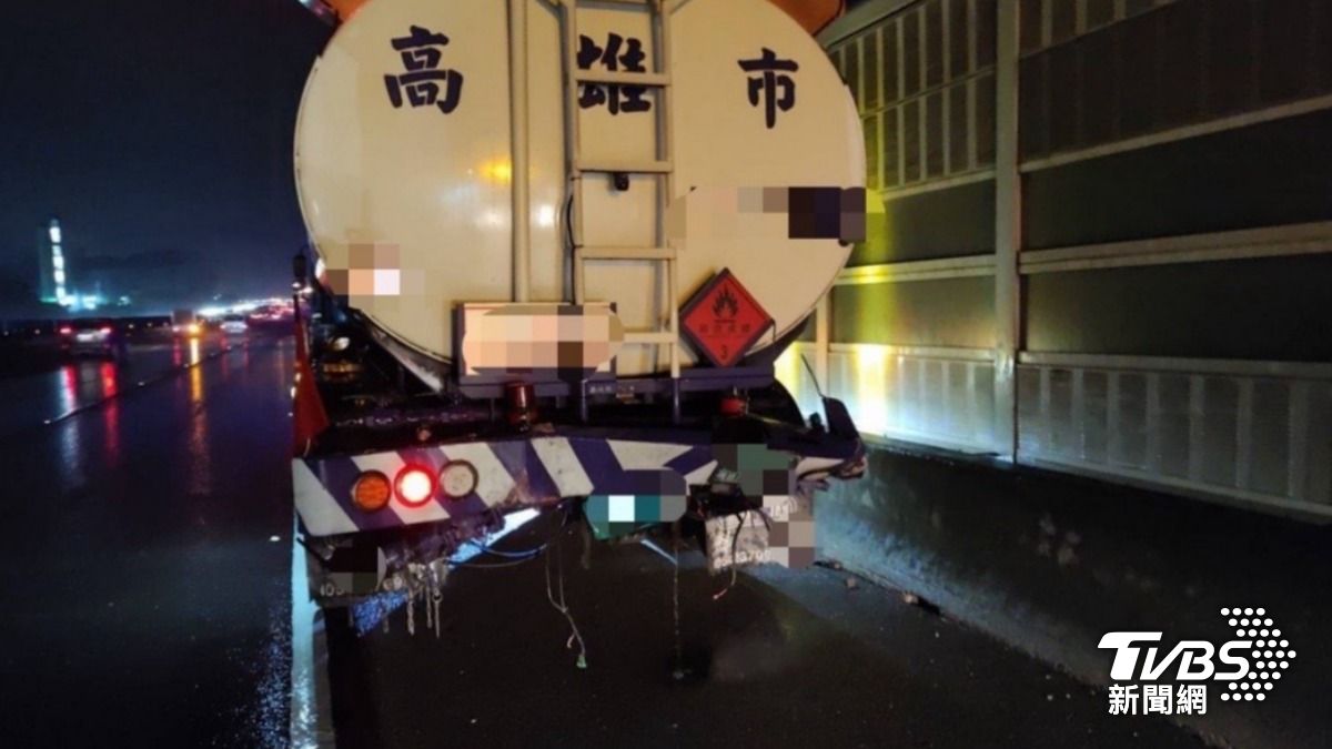 白色保時捷不明原因撞上油罐車。(圖/TVBS)