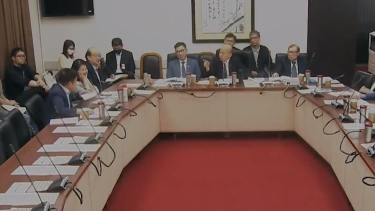 韓國瑜在昨日黨團協商中被莊瑞雄指控「耍權威」，令他罕見動怒離席。（圖／翻攝自「不演了新聞台」臉書）