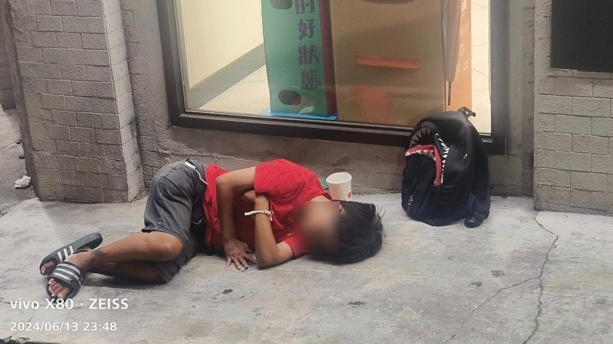 小朋友離家出走?深夜躺沙鹿公車站 警方曝真相:是成年人