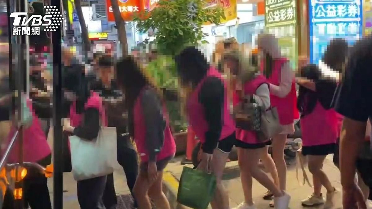 小姐排排站上警車。(圖/TVBS)