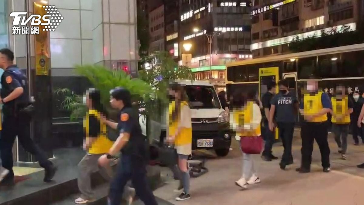 養生館吳姓負責人及員工9人被警方依法送辦。(圖/TVBS)