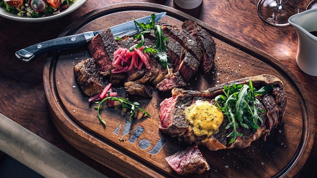 度假村內還有「籃球之神」麥可喬丹的牛排館「MJ 23 Steakhouse」。（圖／業者提供）