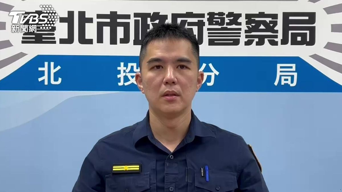 警方說明男子攜刀並無犯意，但因打瞌睡外露引起民眾恐慌，訊後仍依法送辦。（圖／TVBS）