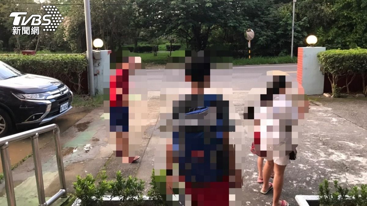 少年的家人趕緊將其接回。(圖/TVBS)