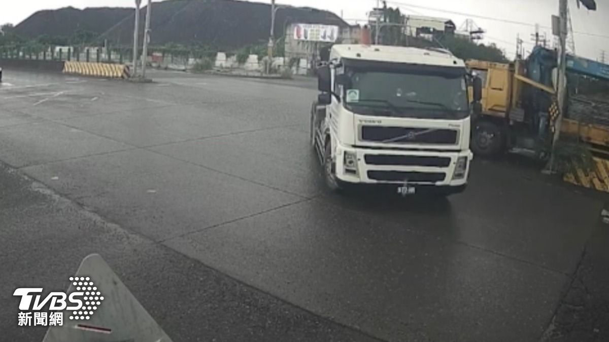 砂石車過彎時遭到另輛工程車攔腰撞上。(圖/翻攝自屏東小鎮)