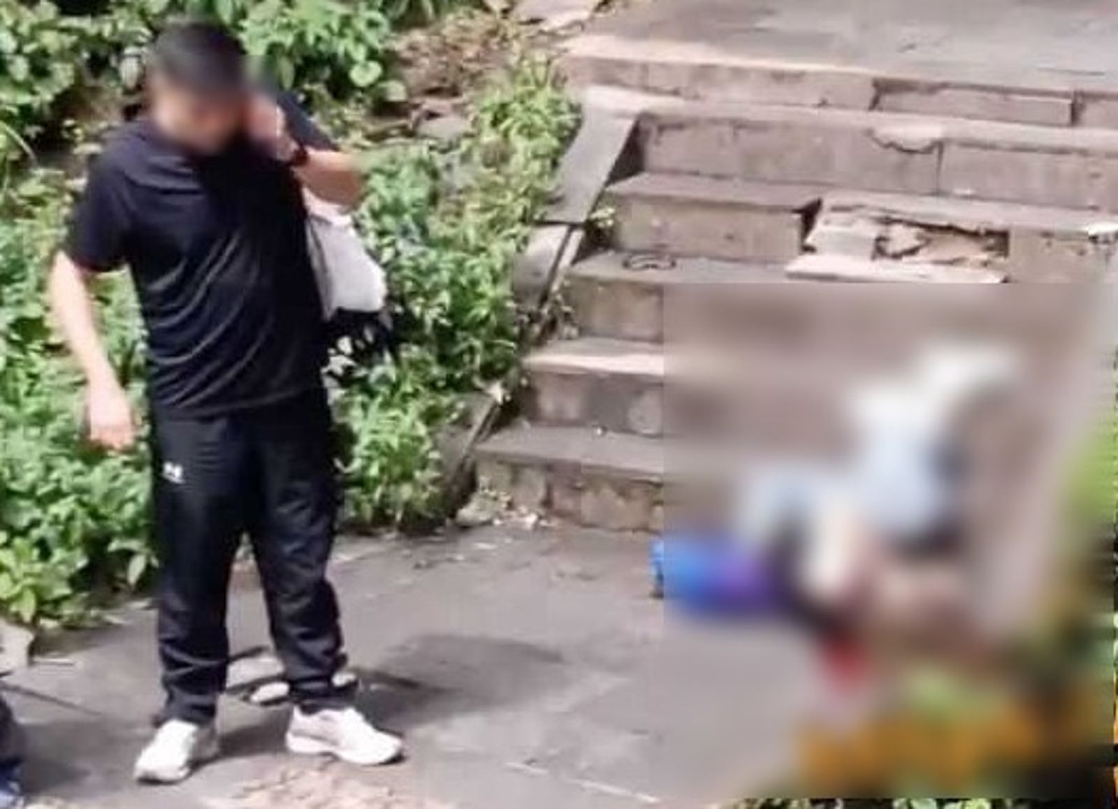 女子剛好被落石砸中,整個人從階梯上摔下且血流滿地。(圖/翻攝自微博+《黑料網》)
