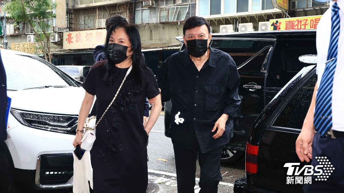 余天、李亞萍現身邱瓈寬母親靈堂。(圖/黃城碩攝)