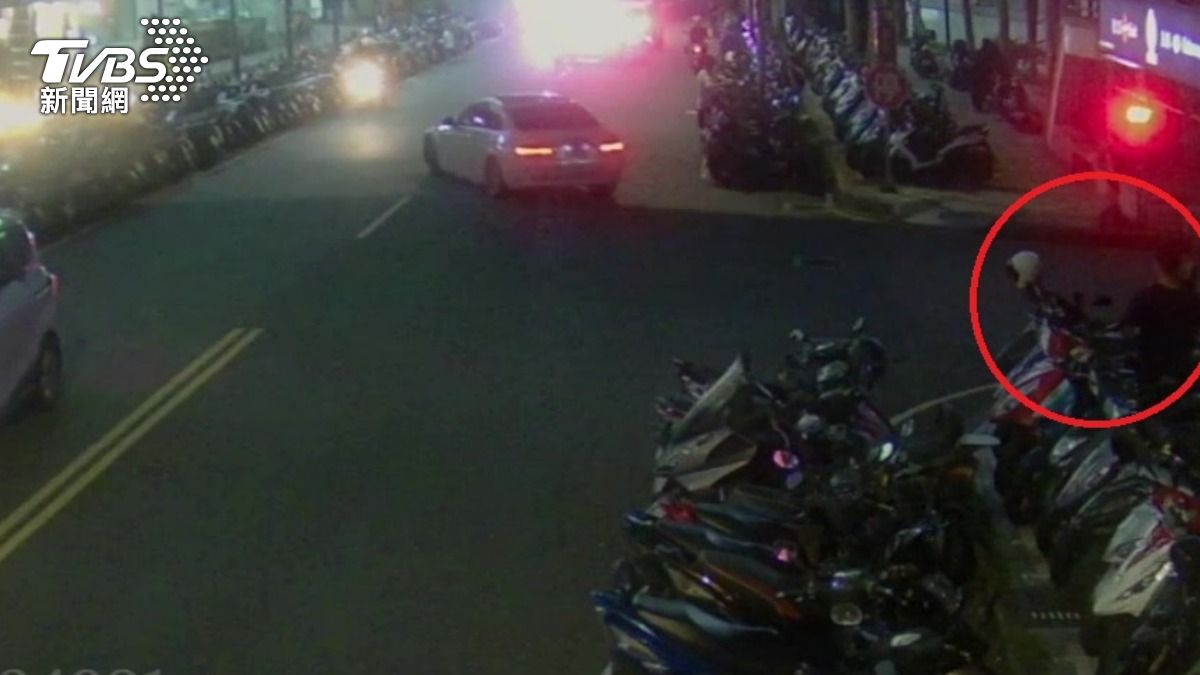 休假警員聽到槍響緊急通報,但嫌犯早已逃之夭夭。(圖/TVBS)