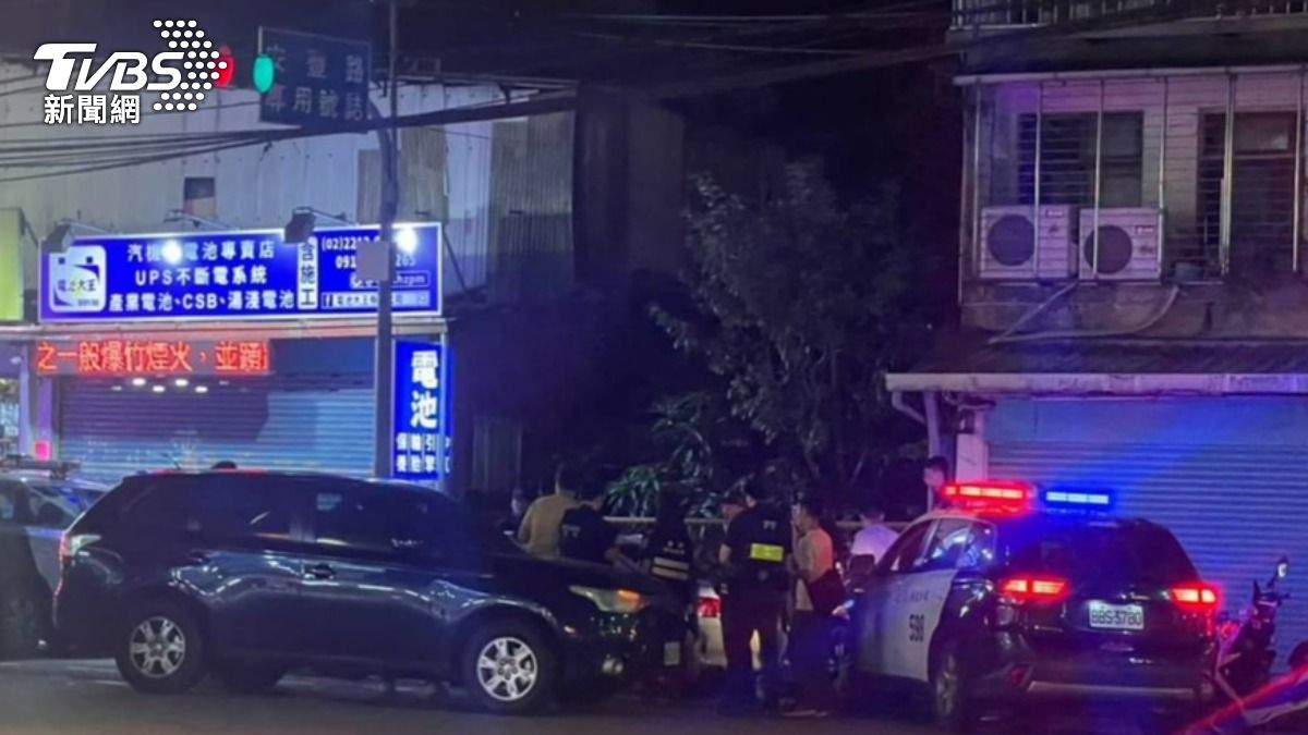 新店警方協助圍捕逮人。（圖／翻攝臉書《我們就是安坑人 安坑自古就是城！）