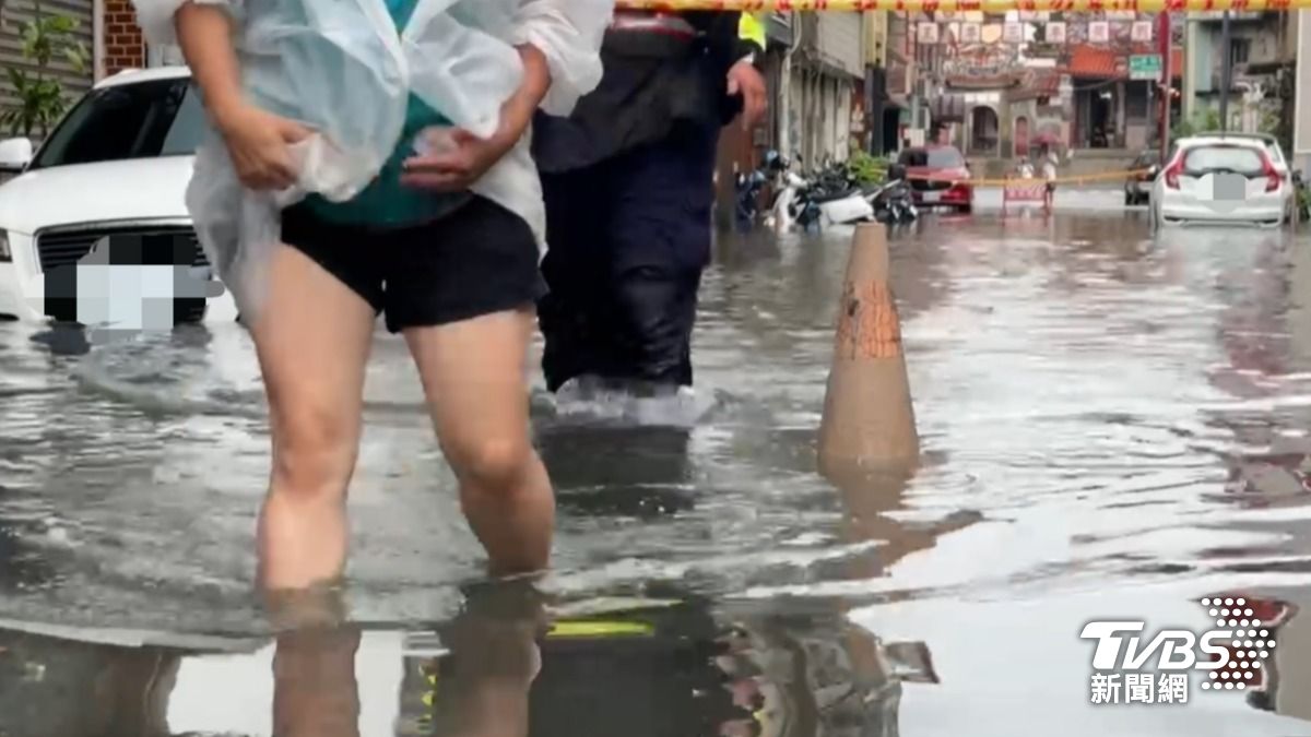 我家門前變小河!台南觀亭街「水淹大腿」 住戶出門看傻眼
