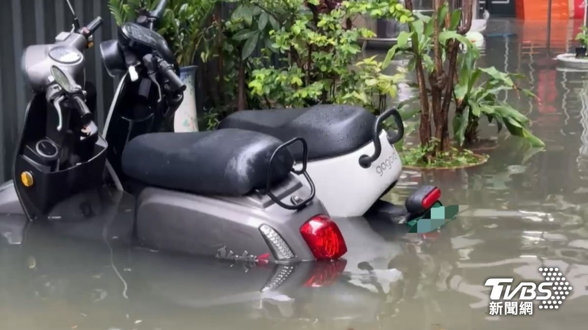 心愛的機車全變成泡水車。（圖／TVBS）