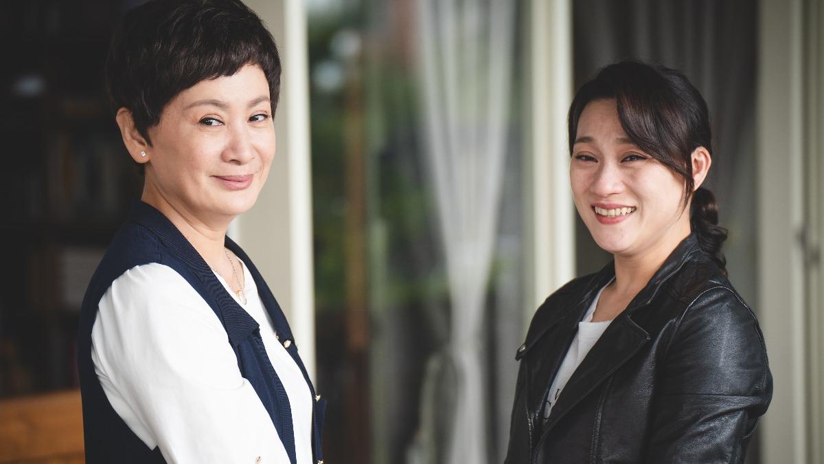 何佩芸(右)決心回到寶銀歌劇社幫忙。(圖/公視台語台、華視提供)