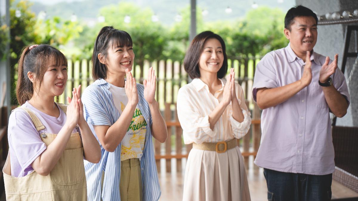 左起鄭茵聲、林雨宣、陳婉婷、羅裕誴齊心發揚歌仔戲。(圖/公視台語台、華視提供)