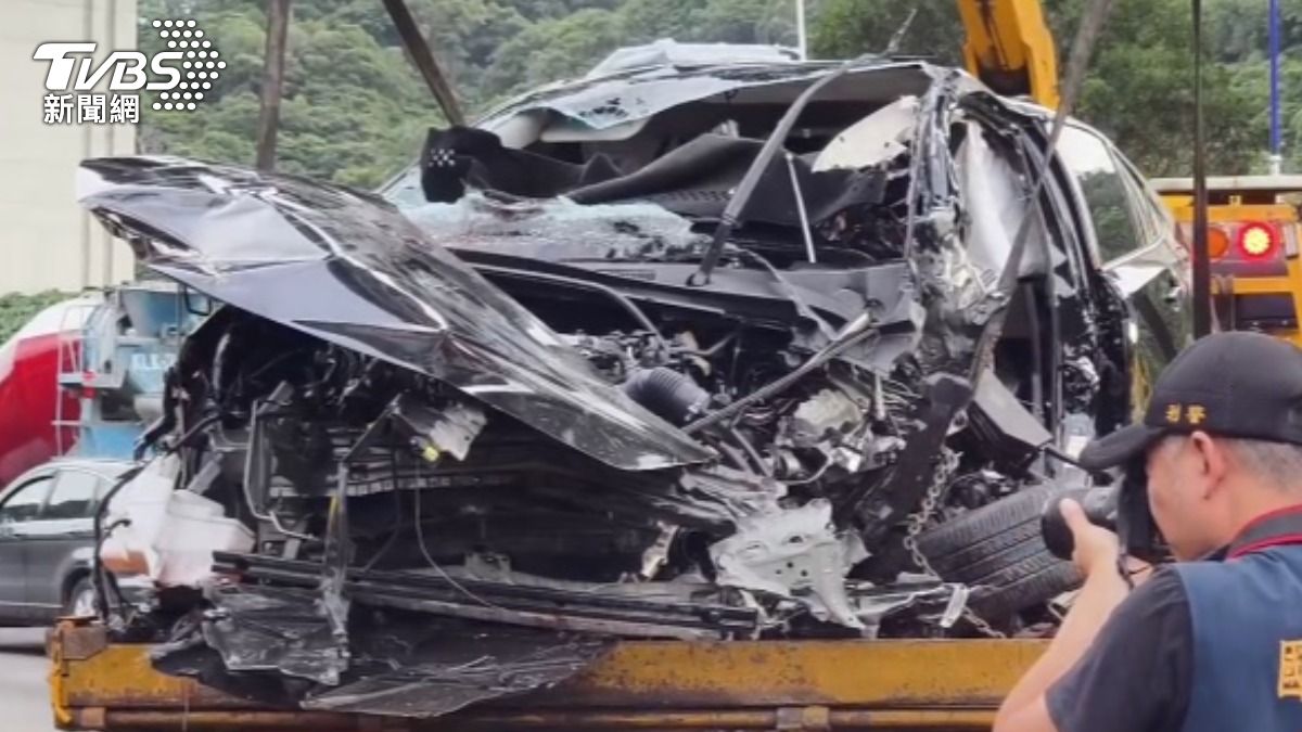 國1清晨連2撞!衝撞拖吊車「1命危、2重傷」 車頭變形全毀