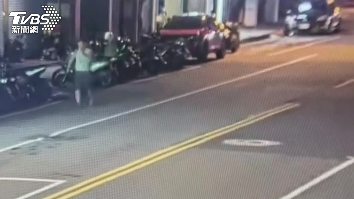 嫌犯肇事後將車停在100公尺外徒步逃離。(圖/TVBS)