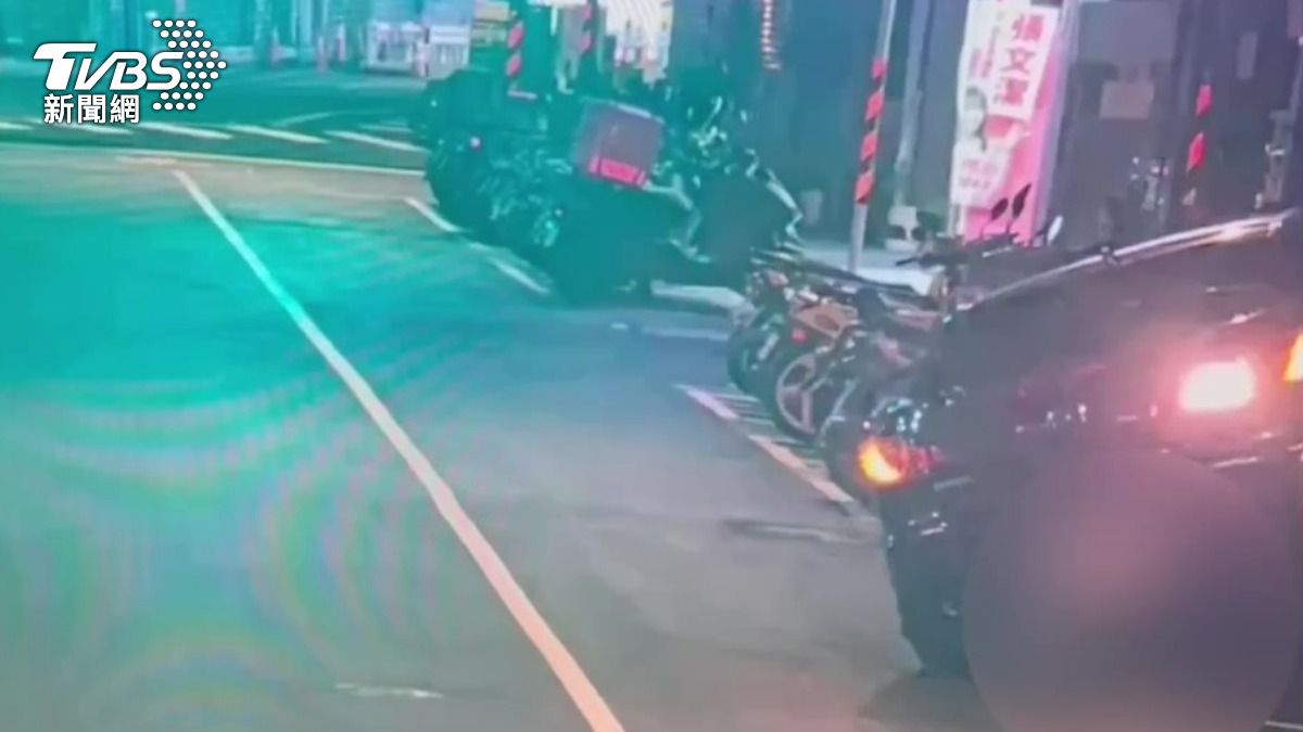 警方調閱監視器發現肇事車輛撞擊過程。(圖/TVBS)