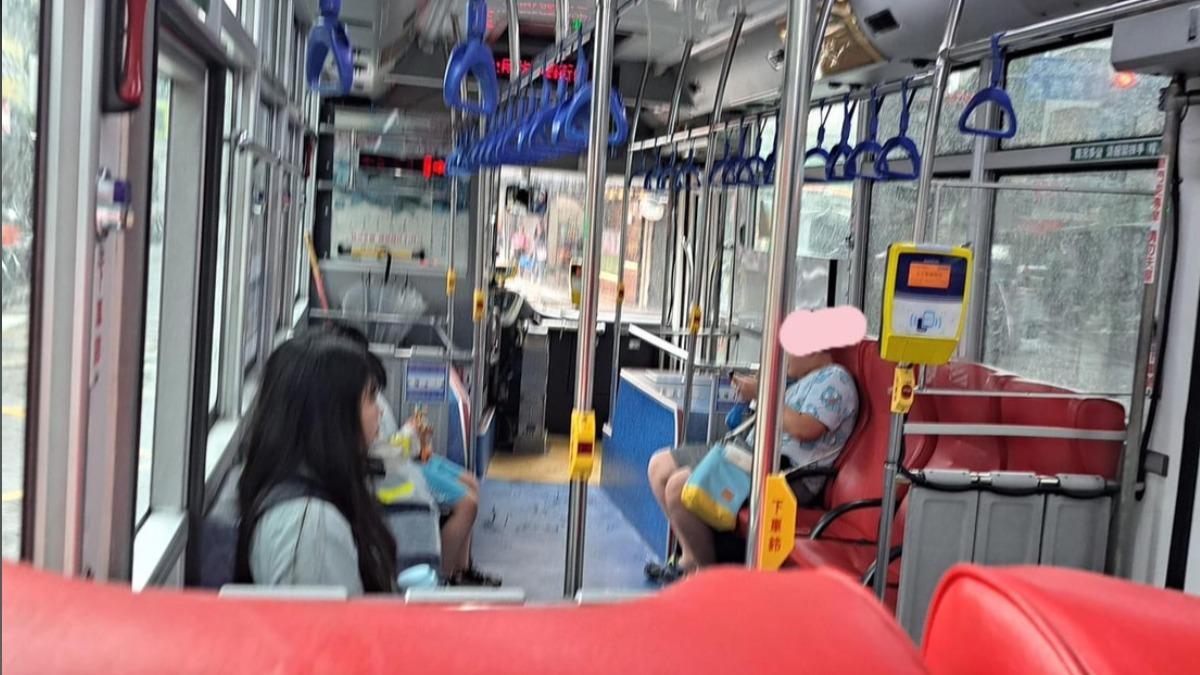 網友目睹一名男童上車後只投2元,事後還態度囂張。(圖/翻攝自臉書社團「我是蘆洲人」)