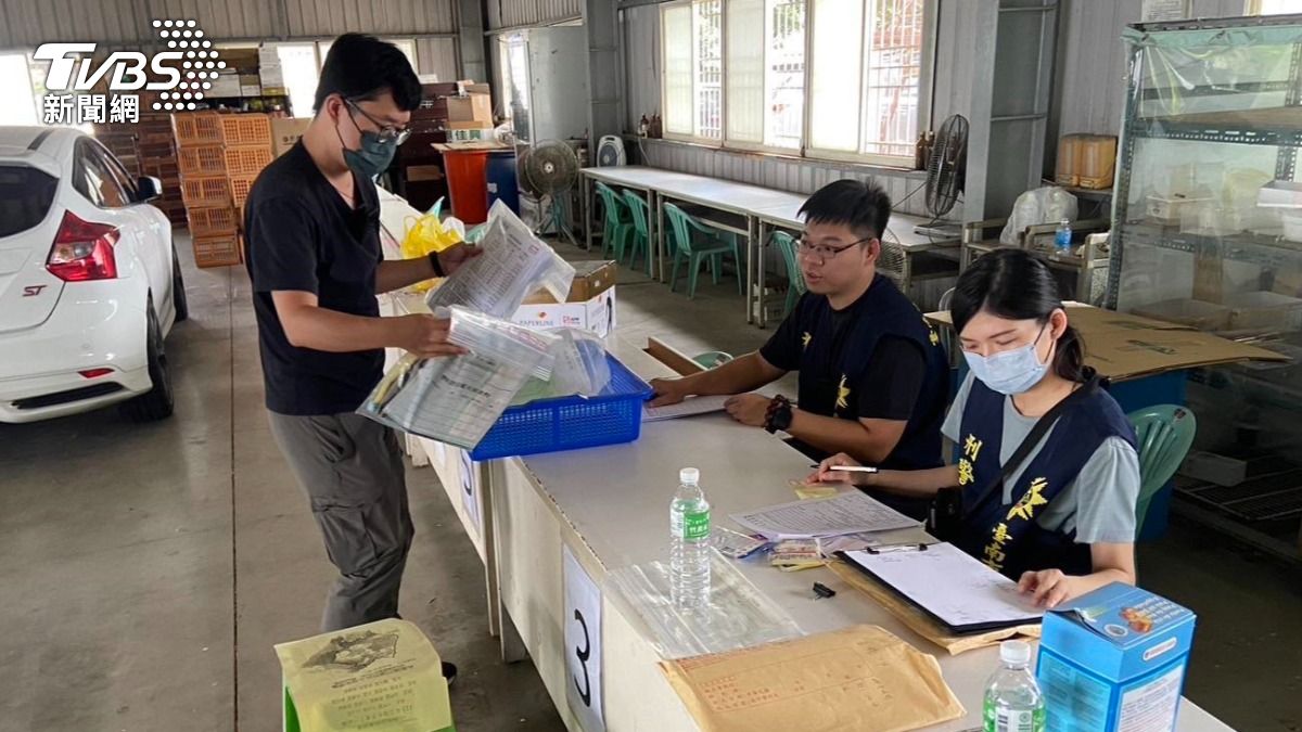 台南市刑事警察大隊成功破獲台南市一處賽鴿協會聚賭。(圖/TVBS)