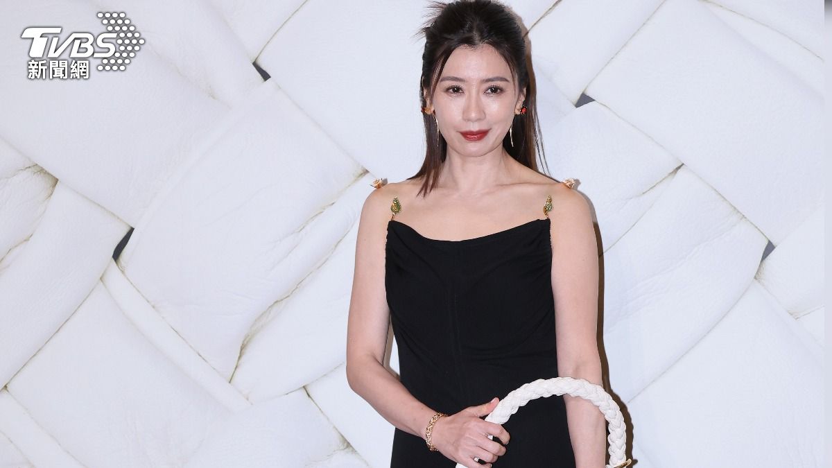 賈靜雯性感亮相美到驚人! 狂做熱瑜珈維持體態「想挑戰16蹲」