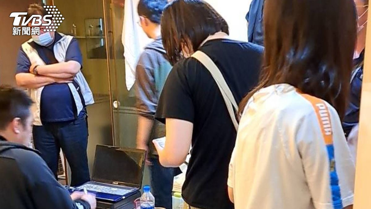 警方偵破仿冒「謝金河」詐騙案,逮捕詐團16名成員依法送辦。(圖/TVBS)