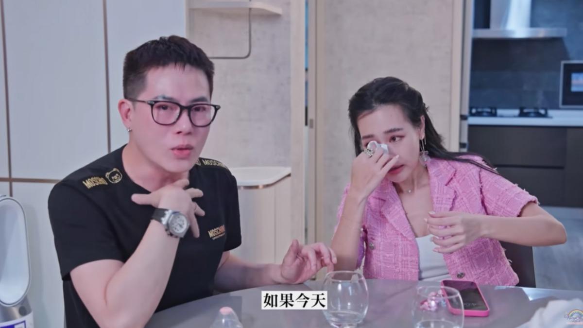 小瑋講到哽咽,王思佳頻頻拭淚。(圖/翻攝王思佳的王美頻道YouTube)