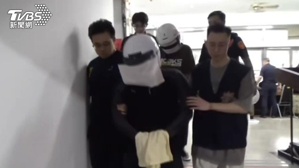 嫌犯疑似缺錢吸毒跑到大樓偷水錶變賣獲利。(圖/TVBS)
