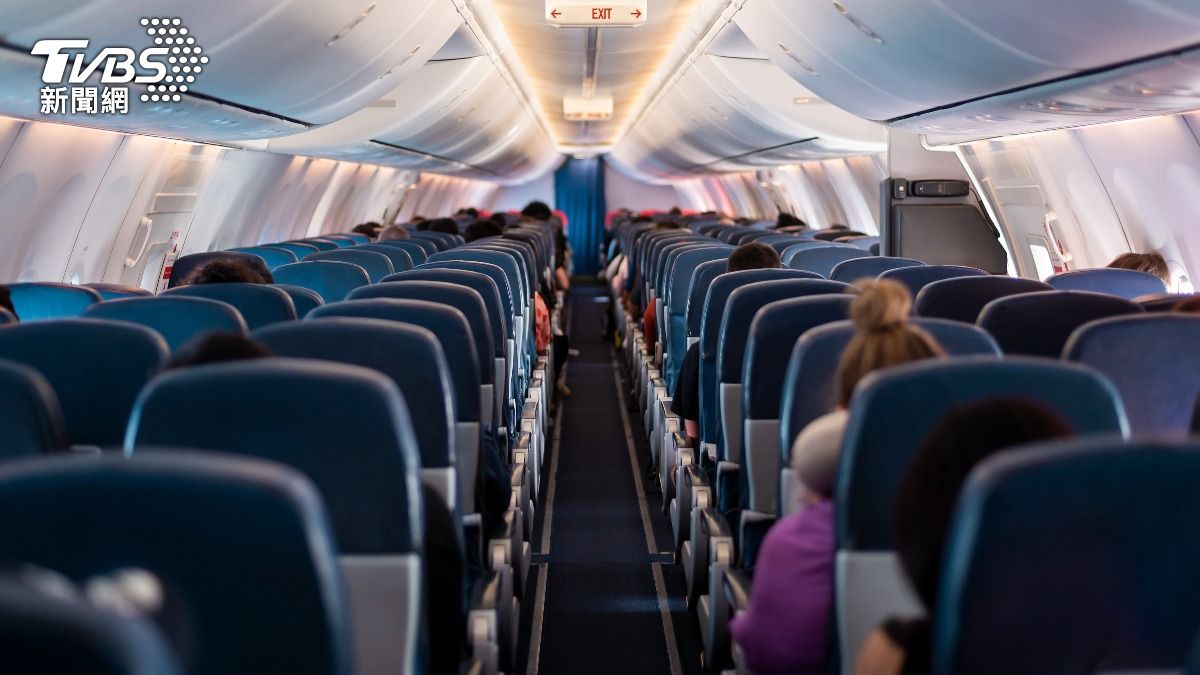 資深空服員推薦旅客機上脫鞋 叮嚀「母湯穿這顏色襪子」
