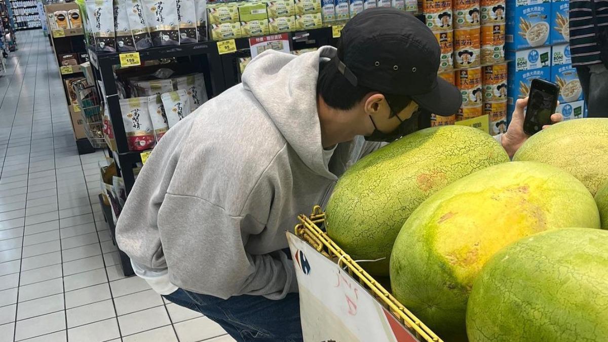 在家樂福跟西瓜合照。（圖／翻攝自邊佑錫IG）