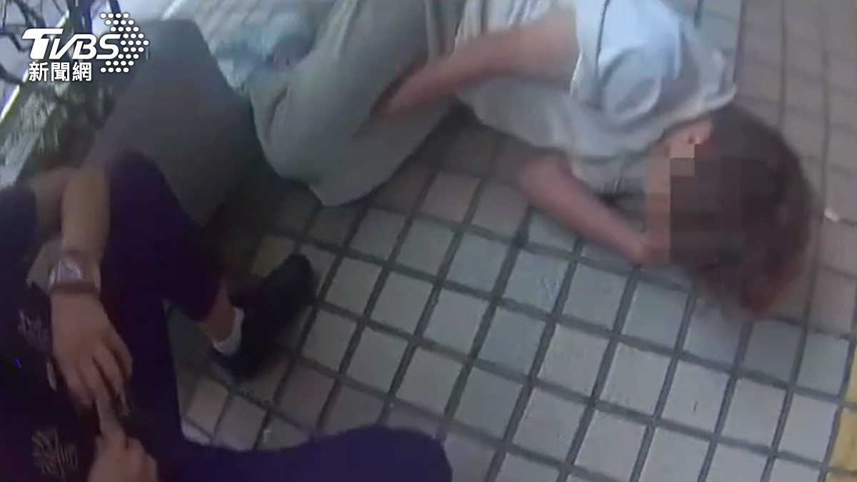 還以為發生命案!港男爛醉躺騎樓 朋友全鳥獸散