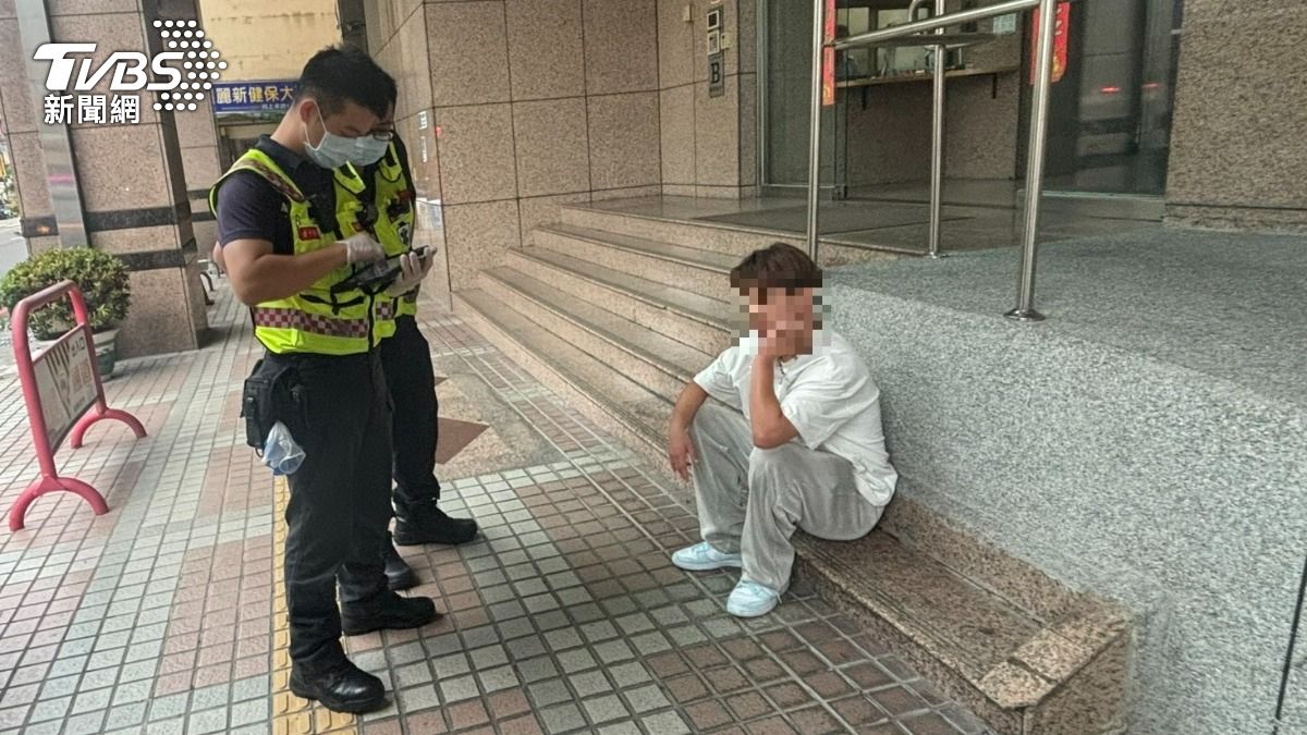 救護人員也到場關心。(圖/TVBS)
