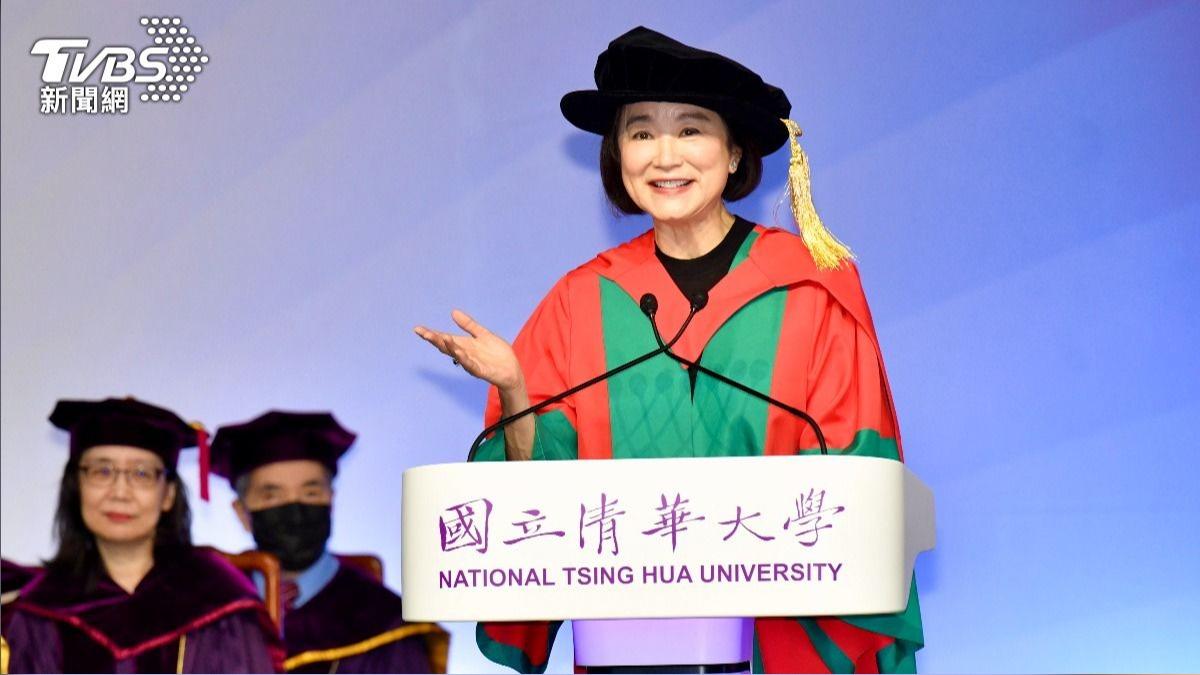 林青霞現身清大為畢業生致詞,引起追星旋風。(圖/胡瑞麒攝)