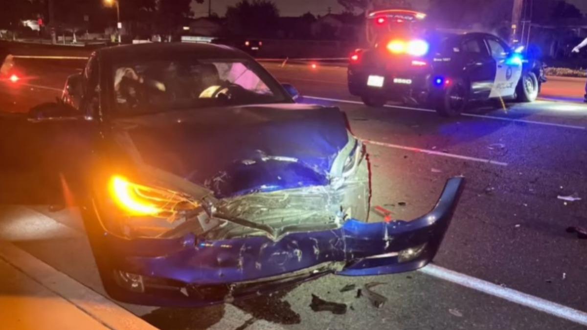 開特斯拉「自駕模式」爽滑手機 下秒撞上警車GG