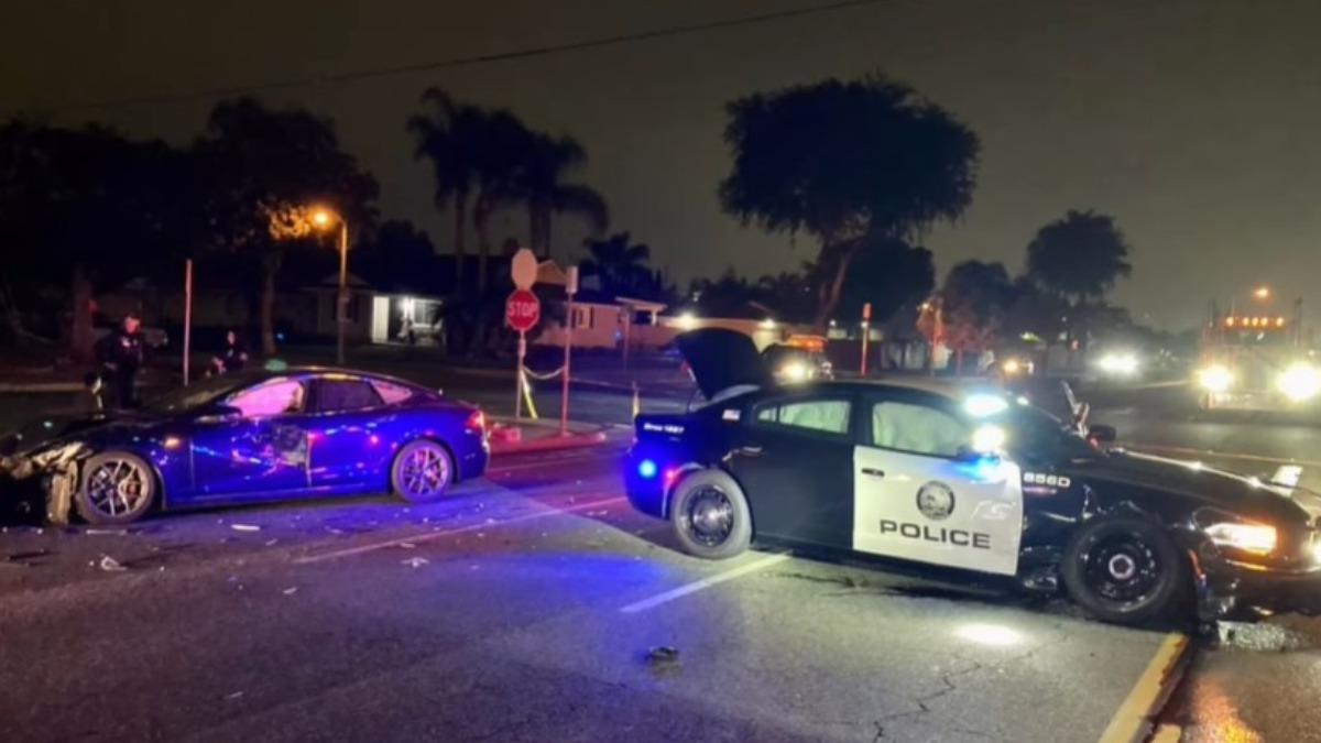警員看到特斯拉衝來,及時閃避才沒釀成悲劇。(圖/翻攝自fullerton_pd IG)