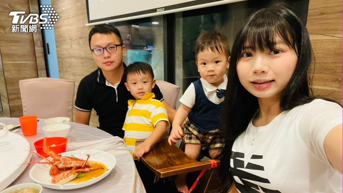績優員警帶家人一起吃頓大餐。(圖/TVBS)