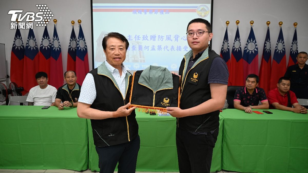 警友第六辦事處馬倉國主任(左)致贈輕型防風背心。(圖/TVBS)