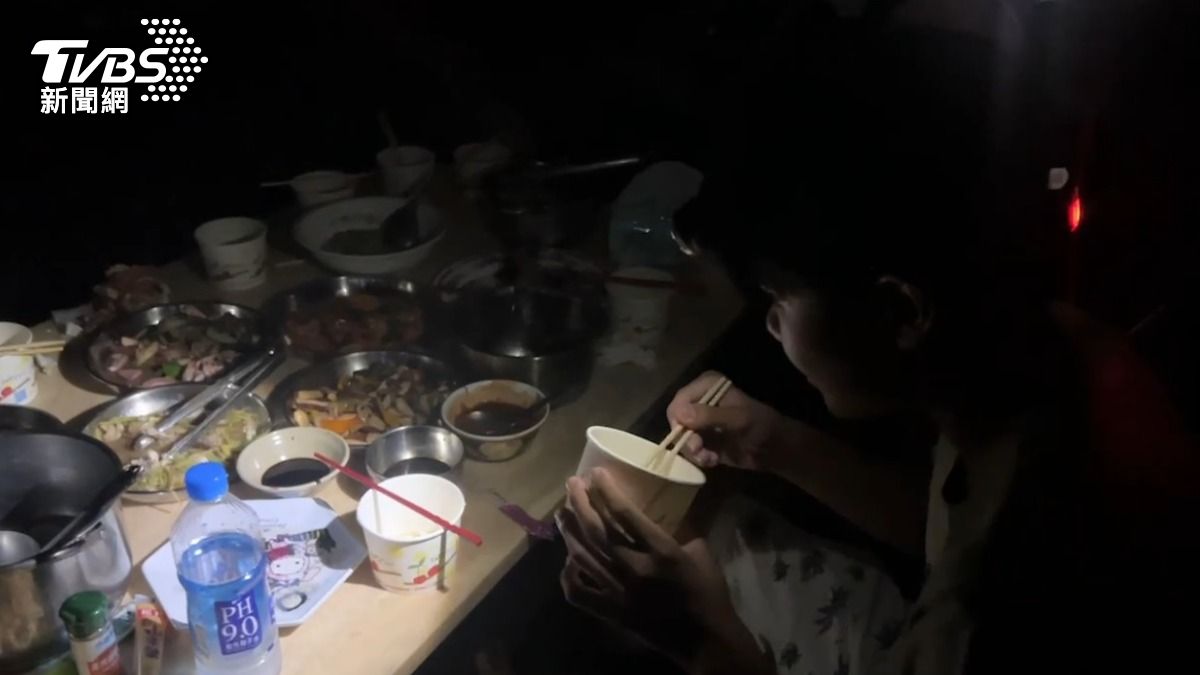 小琉球居民摸黑吃飯。(圖/TVBS)