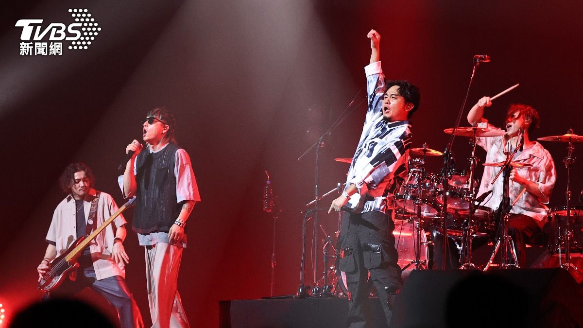 滅火器透過演唱會詮釋「一鏡到底的人生」概念。(圖/張哲鳴攝)