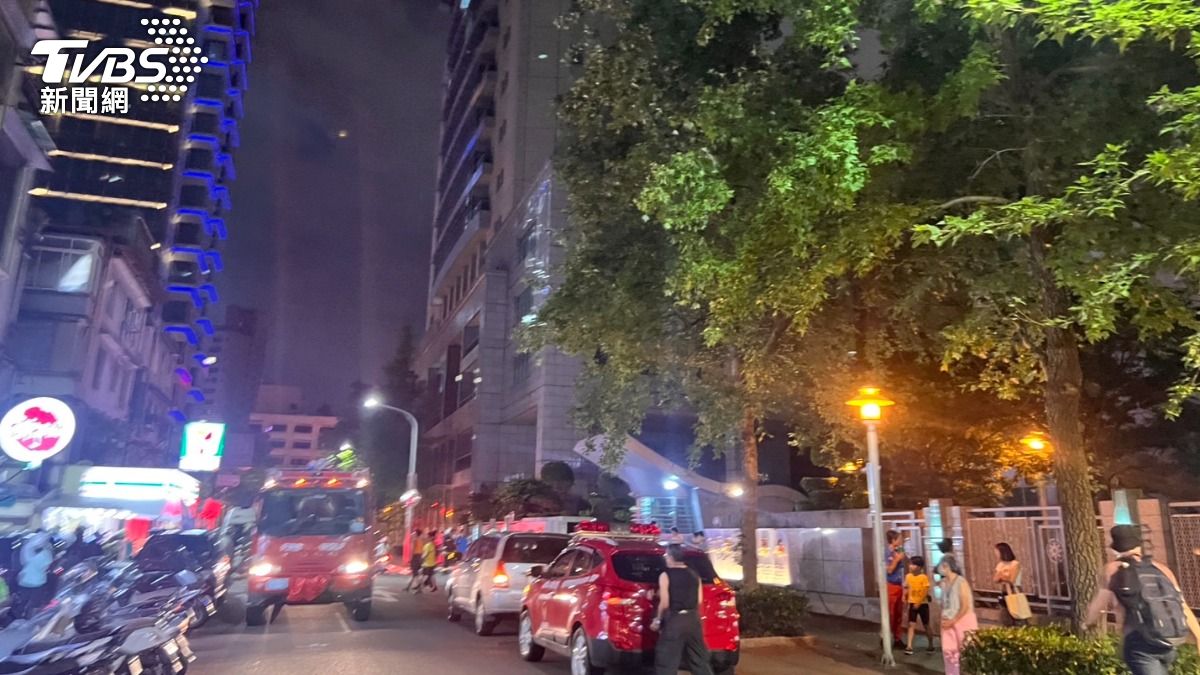 警察節不平靜!刑事局失火「濃煙狂冒」 消防員急衝現場灌救