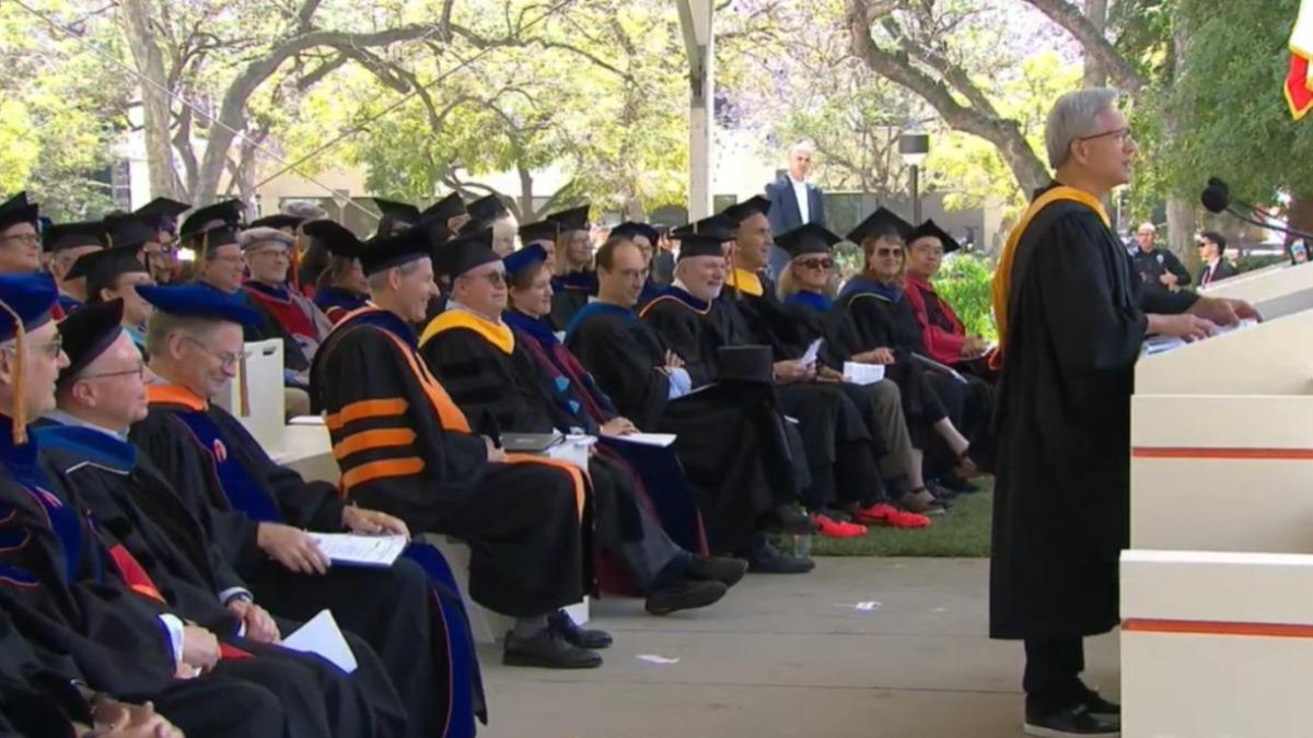 黃仁勳致詞時回顧輝達一路走來經歷的磨練。(圖/翻攝 caltech YT)
