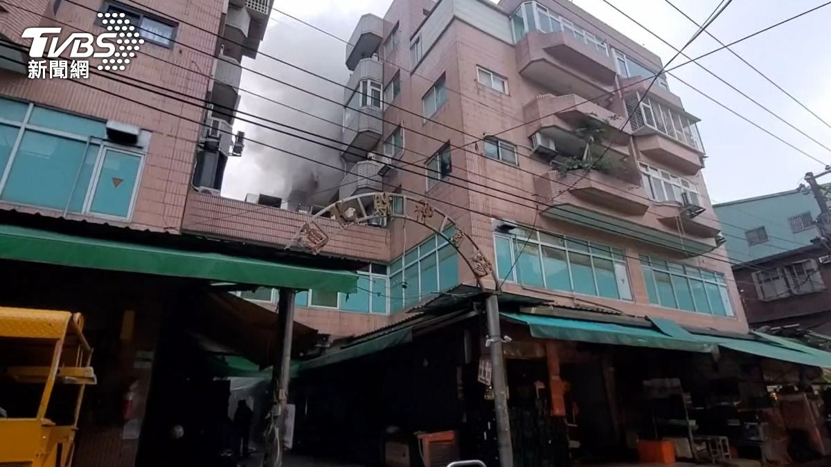 起火戶竄出陣陣濃煙。(圖/TVBS)