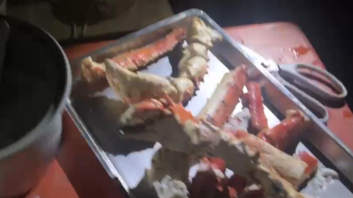 停電當時還是家族聚會,特意準備的帝王蟹只能用頭燈照著才看得清。(圖/民眾提供)