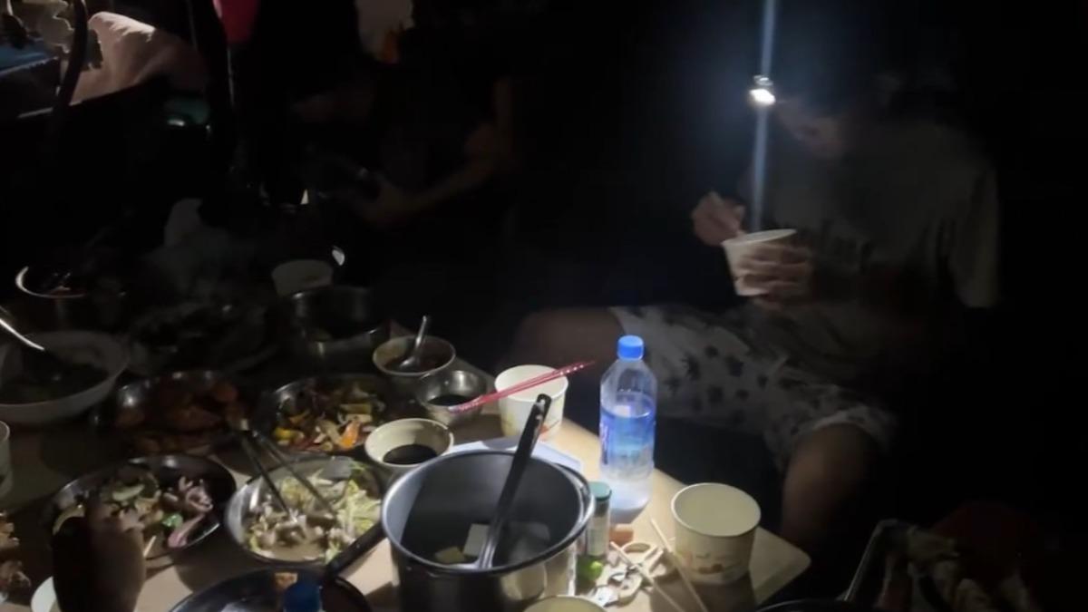 居民苦中作樂,摸黑吃晚餐。(圖/民眾提供)