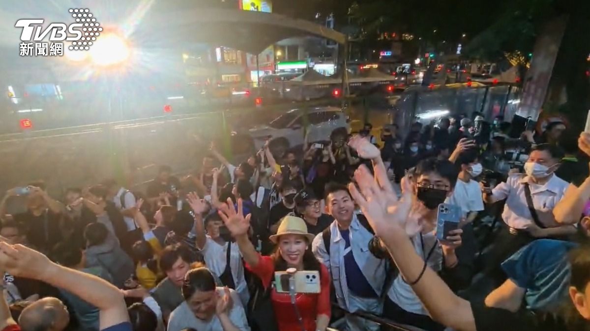 民眾在雨中揮手跟中壢車站告別,大喊再見直到鐵門拉下。(圖/TVBS)